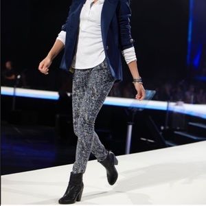 CAbi Modern Camo Skinny Jeggings Pants Size 4